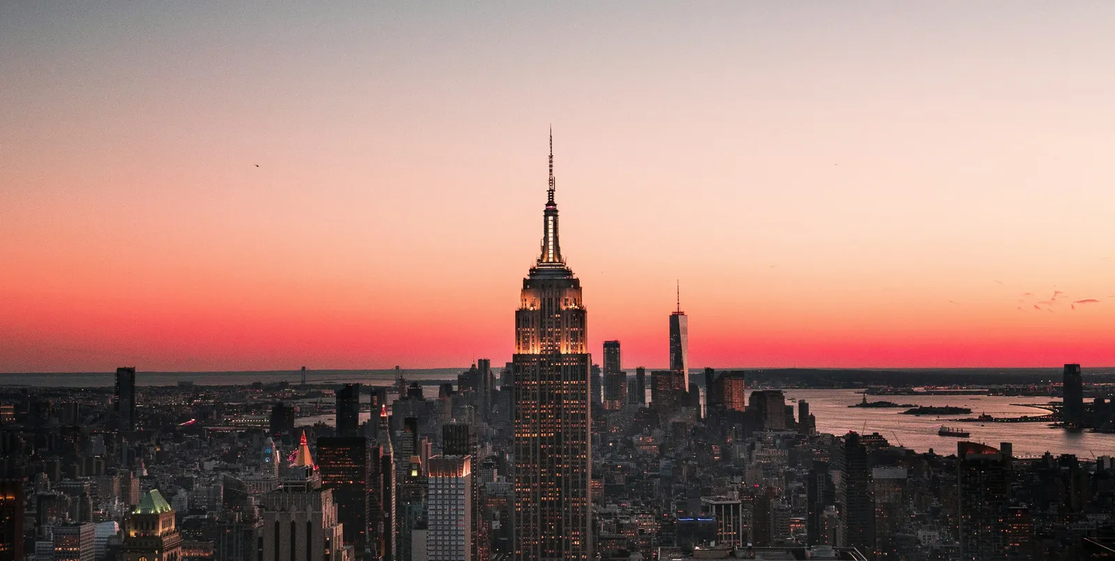 Mural Pay city skyline at sunset